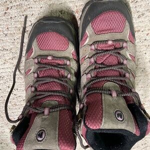 Merrell Woman’s Moab 2 Mid Waterproof Hiking Boots Size US 8.5  Style J06052